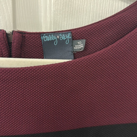 Gabby Skye Plum Purple Fitted Knee-Length Dress with Black Geometric Pattern - Picture 5 of 7